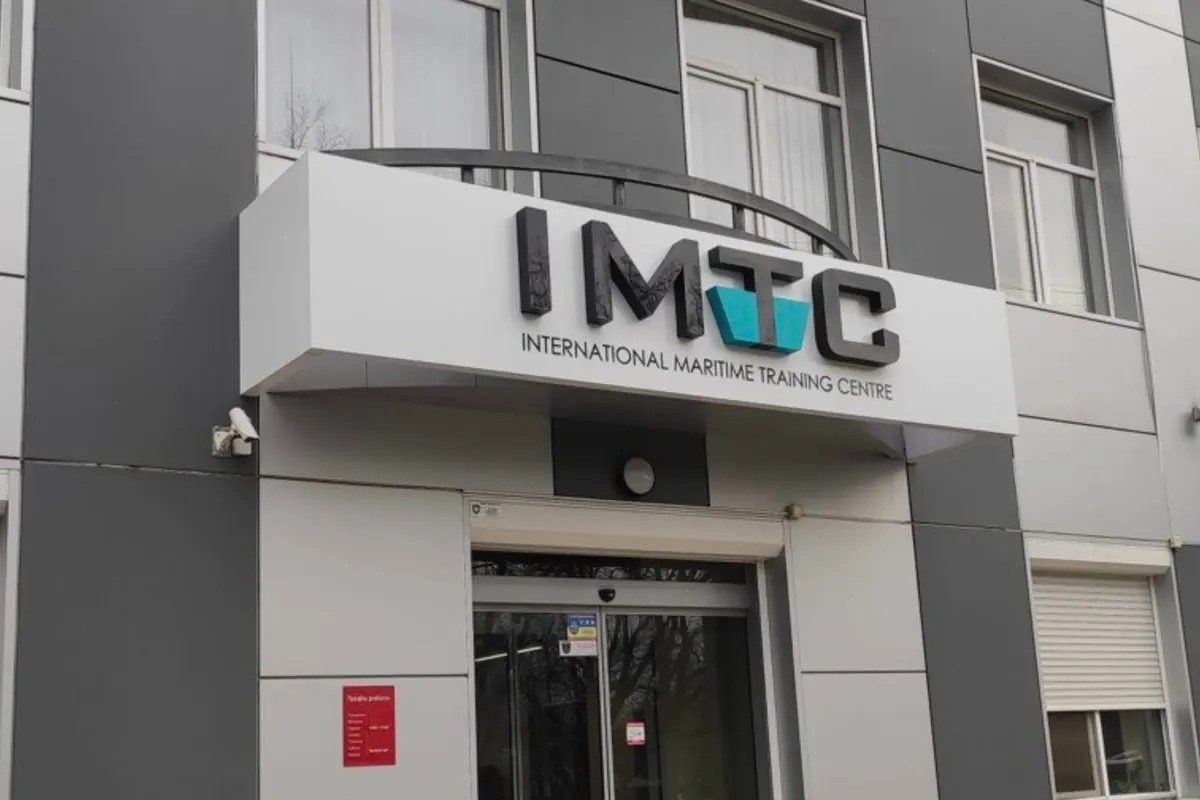 Об'ємні літери та логотип на композитному фризі над входом