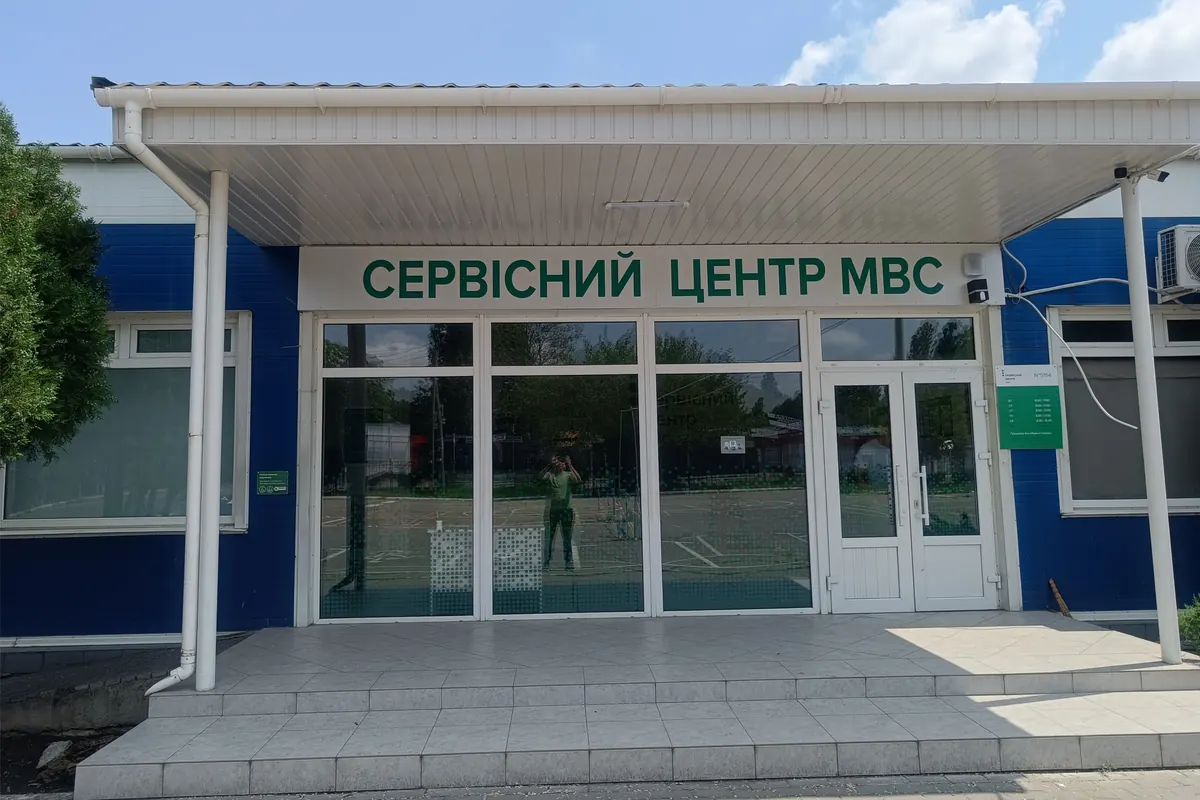 Пласкі літери на композитній основі над входом до будівлі